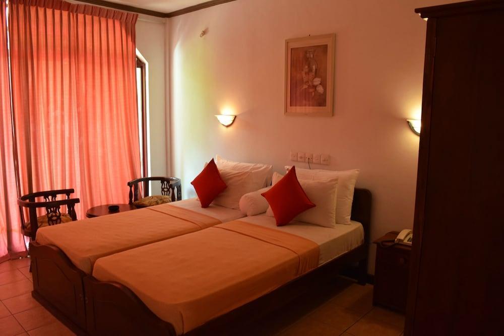 Hotel Lagoon Paradise Negombo Buitenkant foto