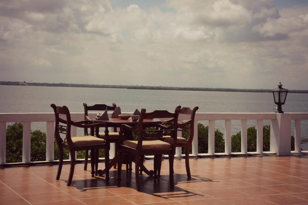 Hotel Lagoon Paradise Negombo Buitenkant foto