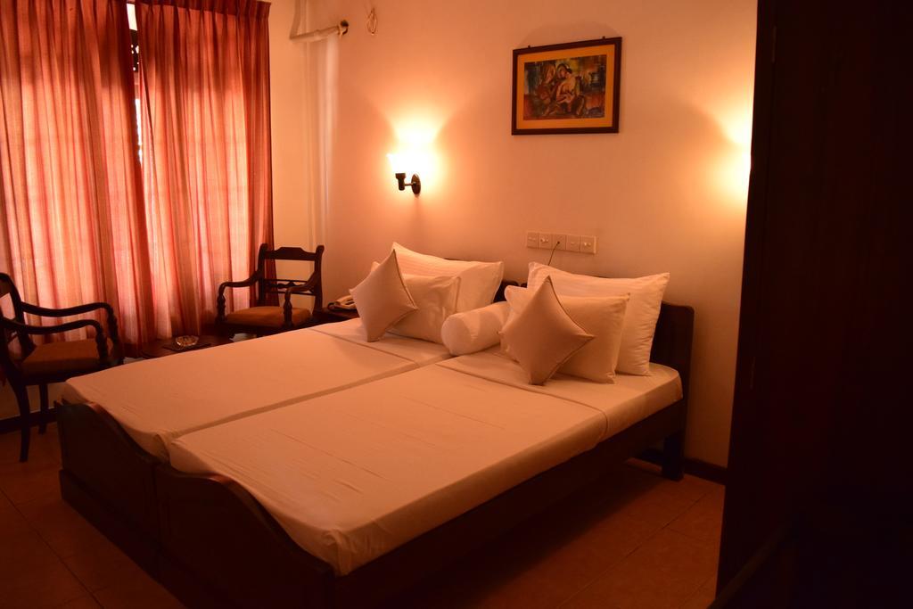 Hotel Lagoon Paradise Negombo Kamer foto