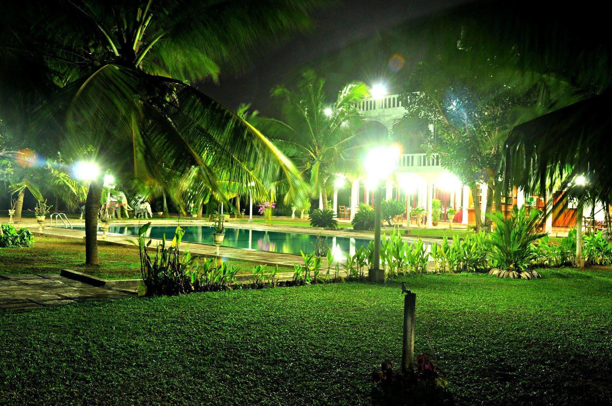 Hotel Lagoon Paradise Negombo Buitenkant foto