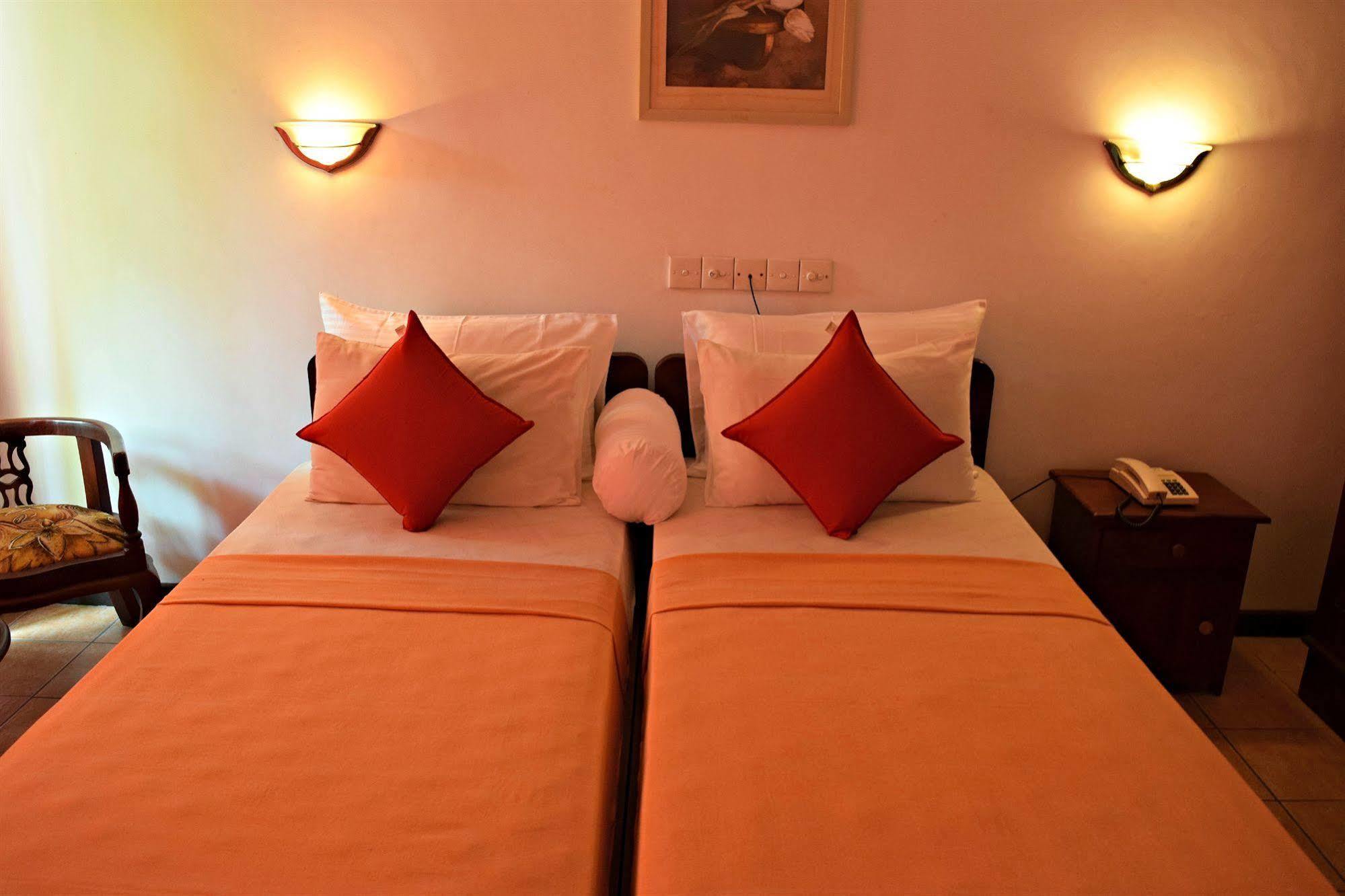 Hotel Lagoon Paradise Negombo Buitenkant foto