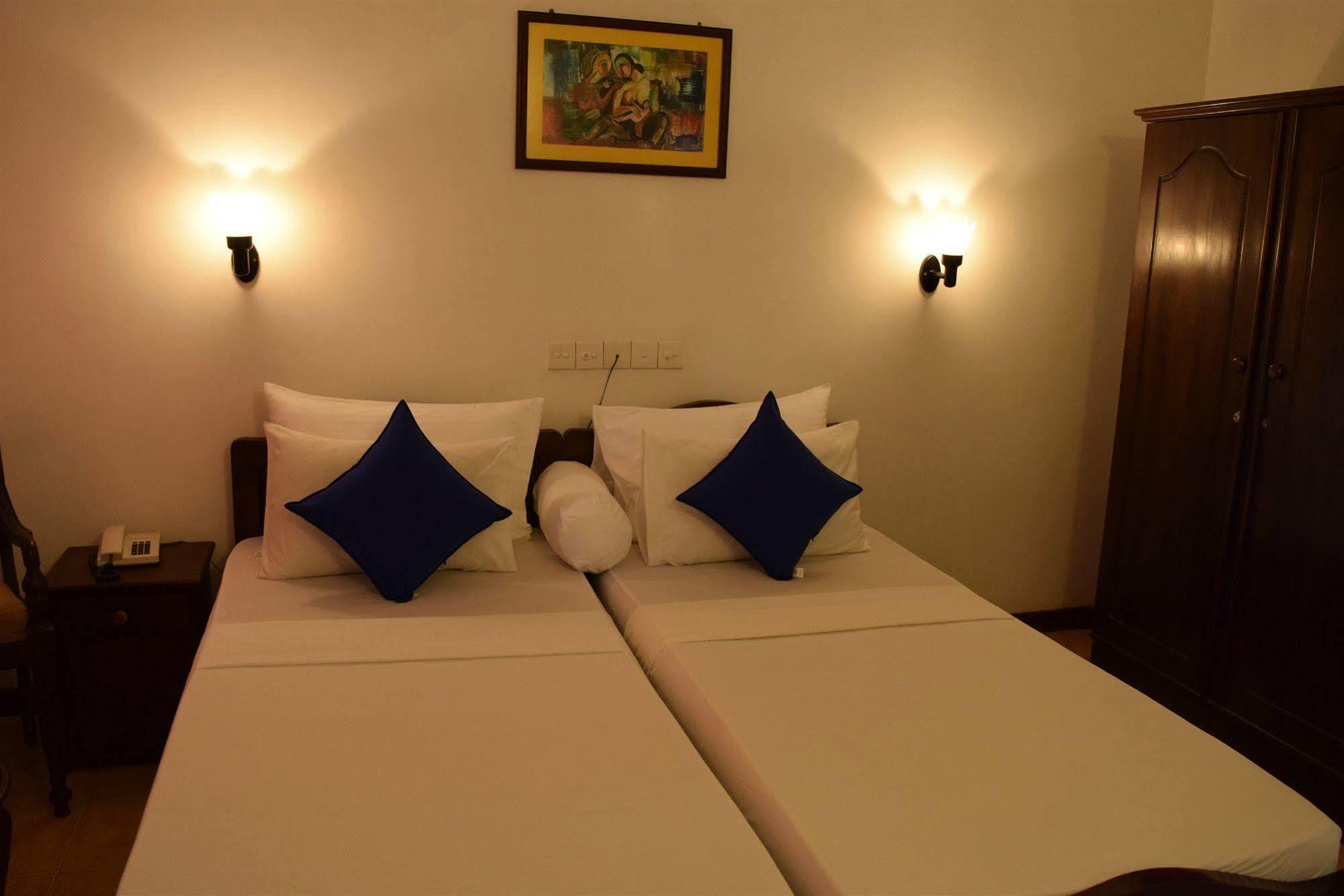 Hotel Lagoon Paradise Negombo Buitenkant foto