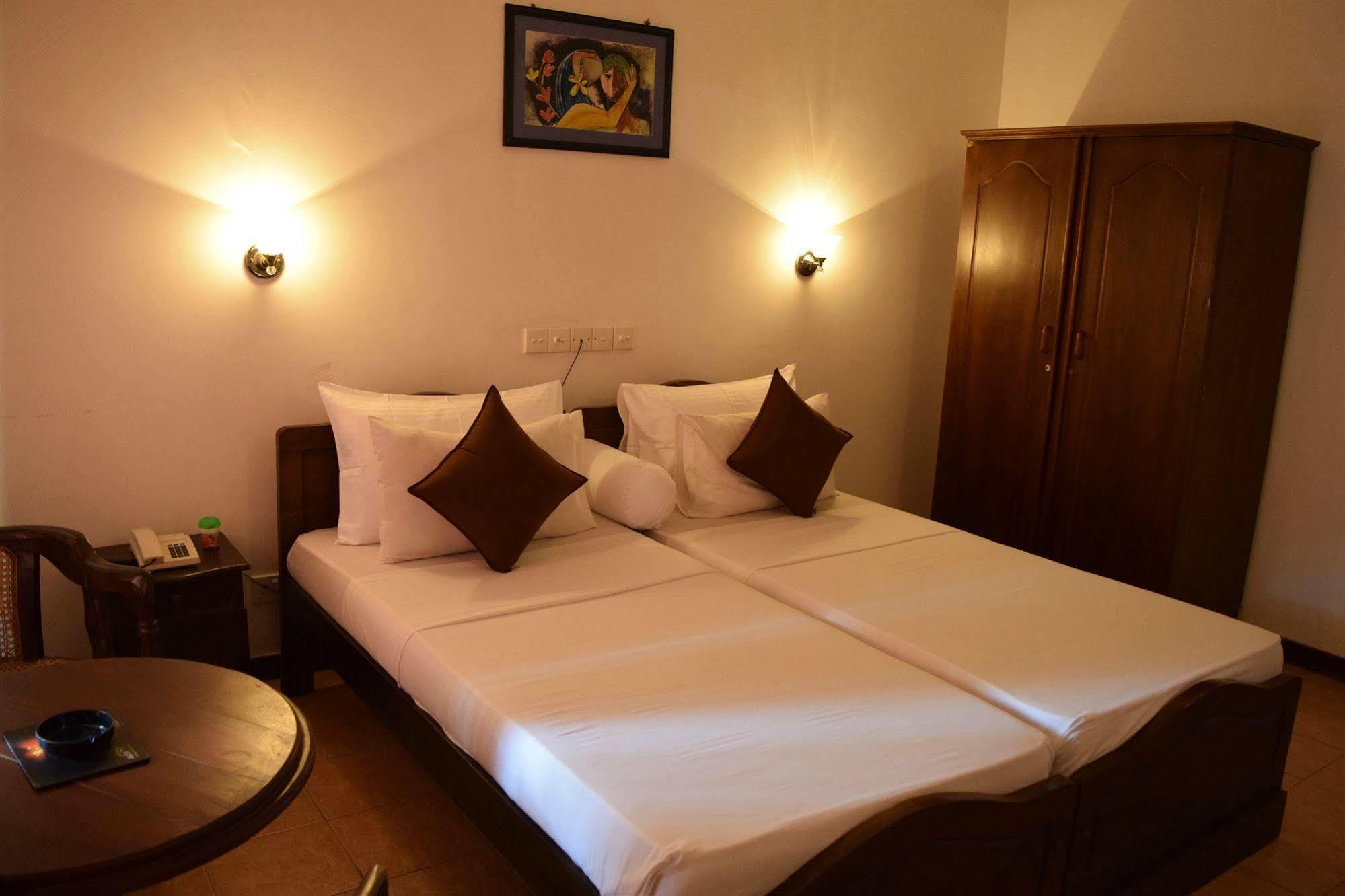 Hotel Lagoon Paradise Negombo Buitenkant foto