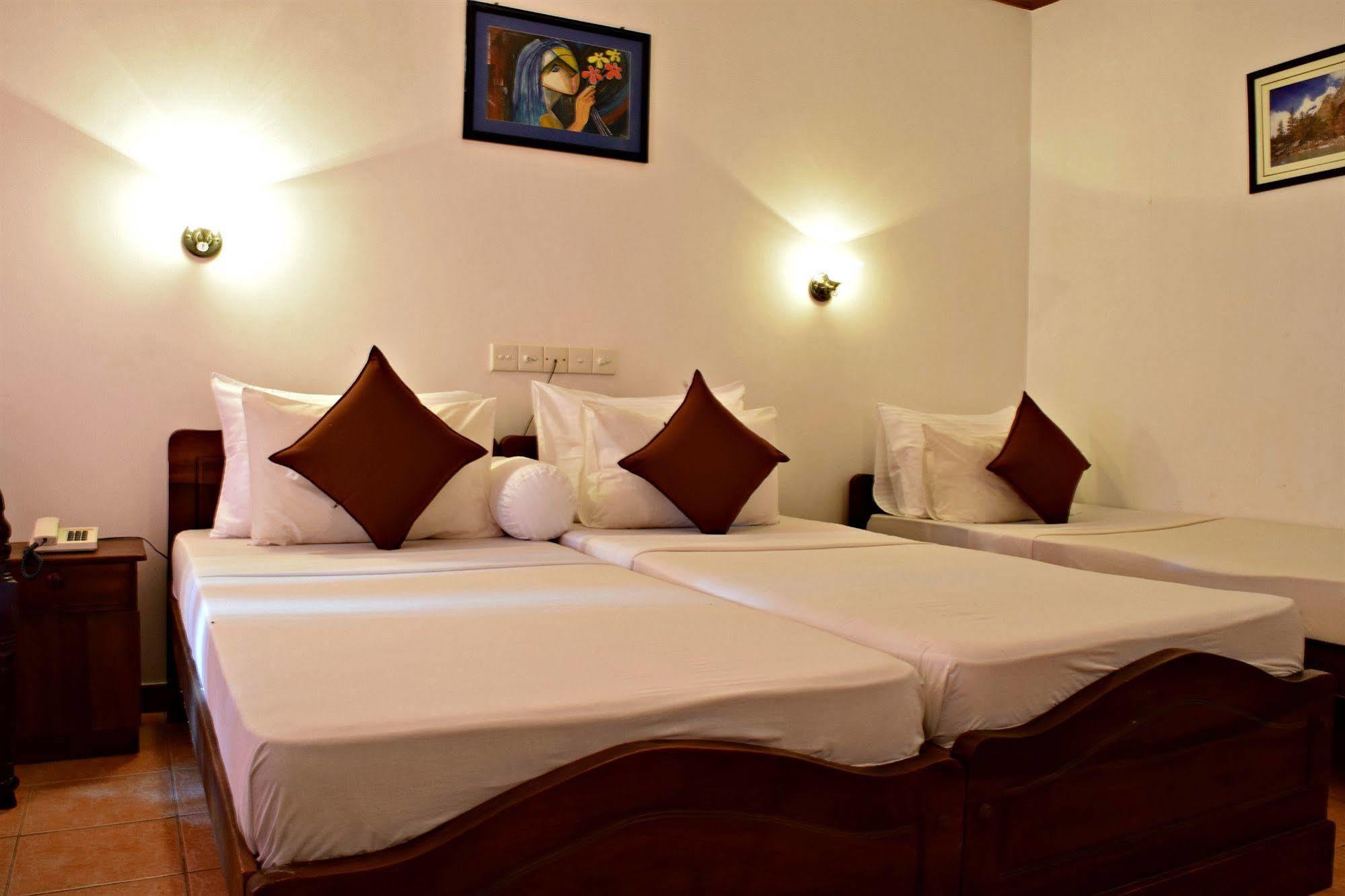 Hotel Lagoon Paradise Negombo Buitenkant foto