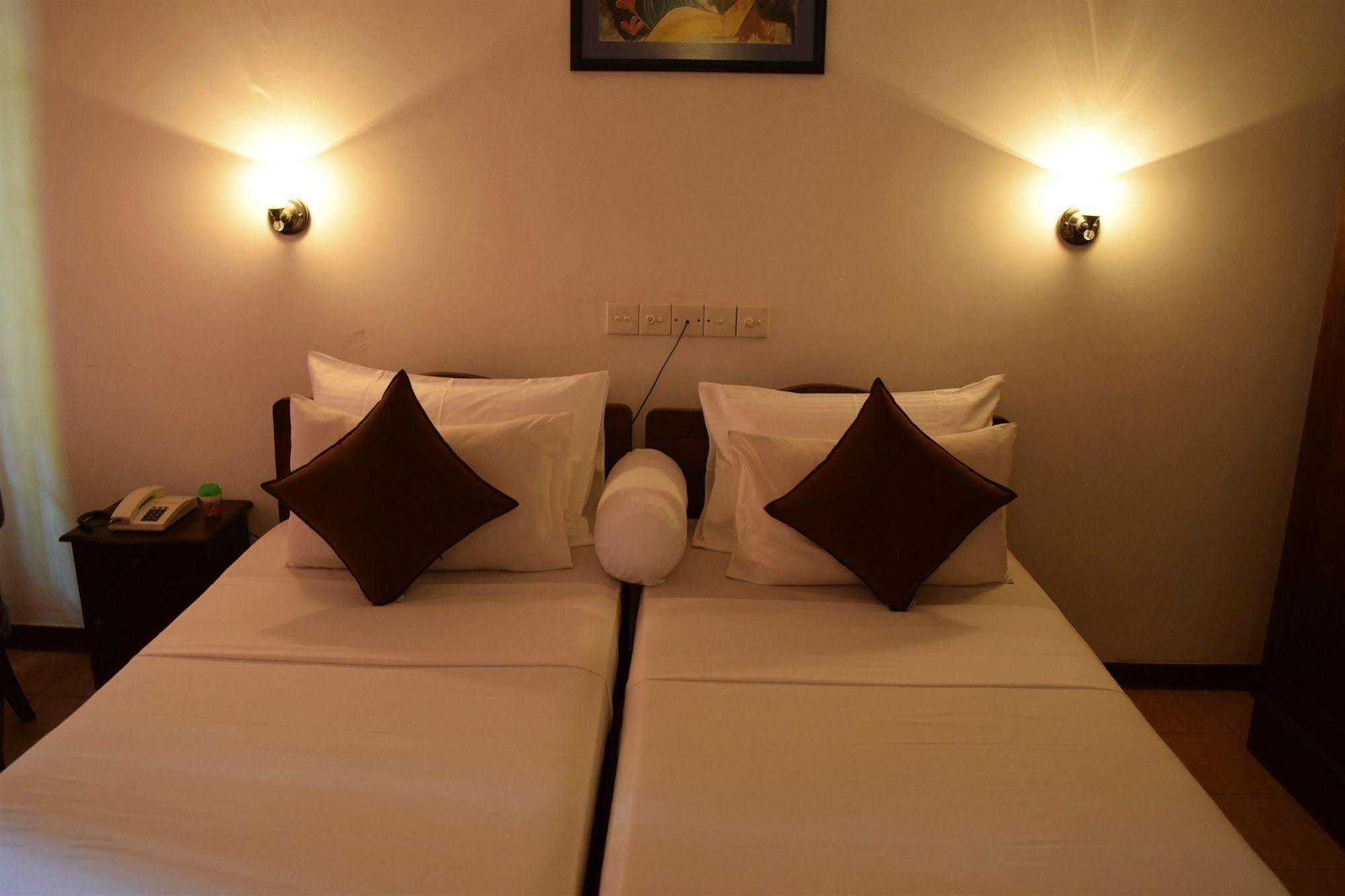 Hotel Lagoon Paradise Negombo Buitenkant foto