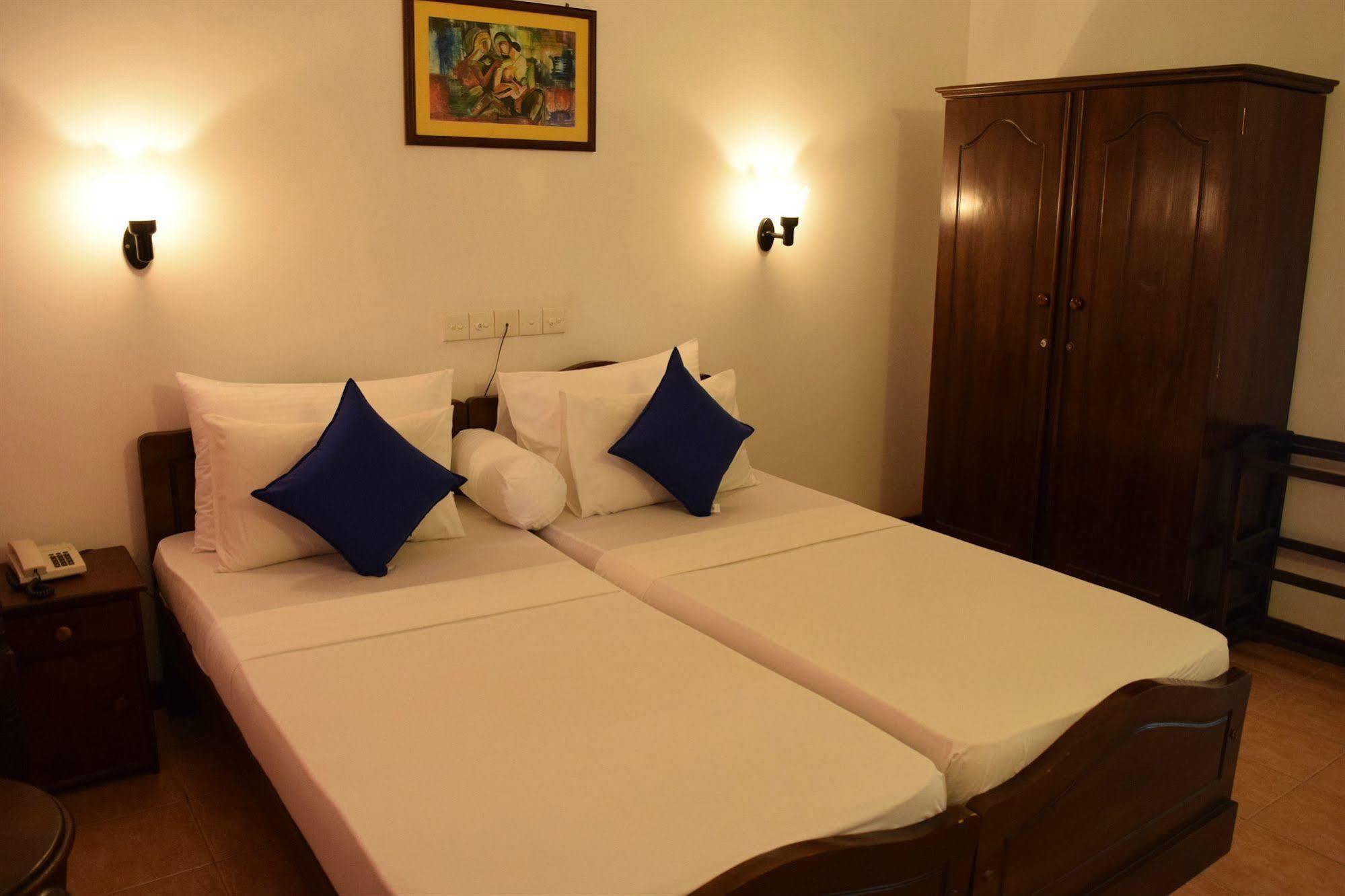 Hotel Lagoon Paradise Negombo Buitenkant foto