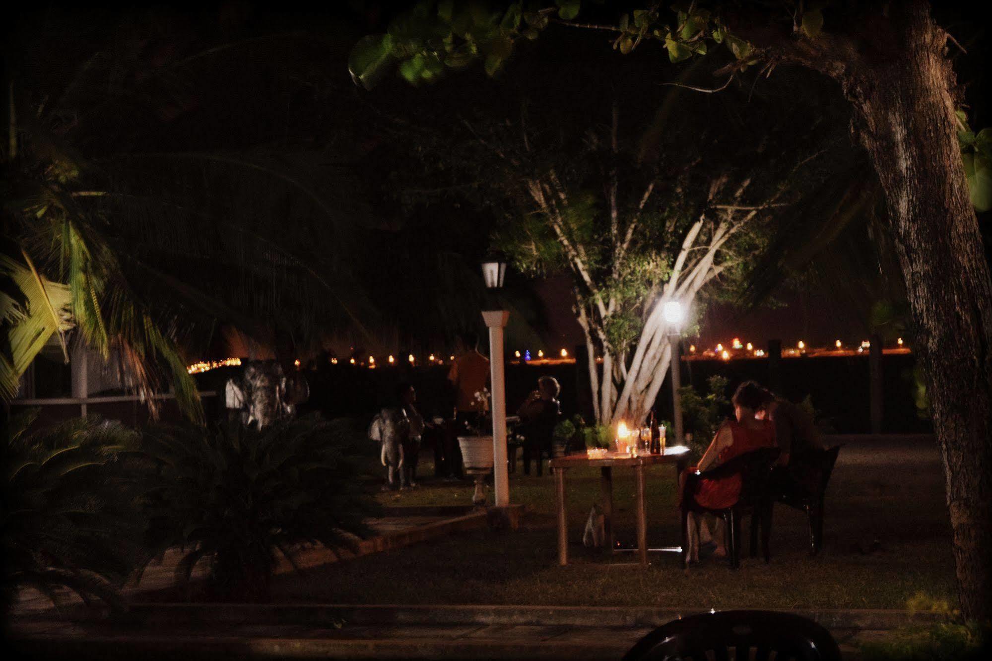 Hotel Lagoon Paradise Negombo Buitenkant foto
