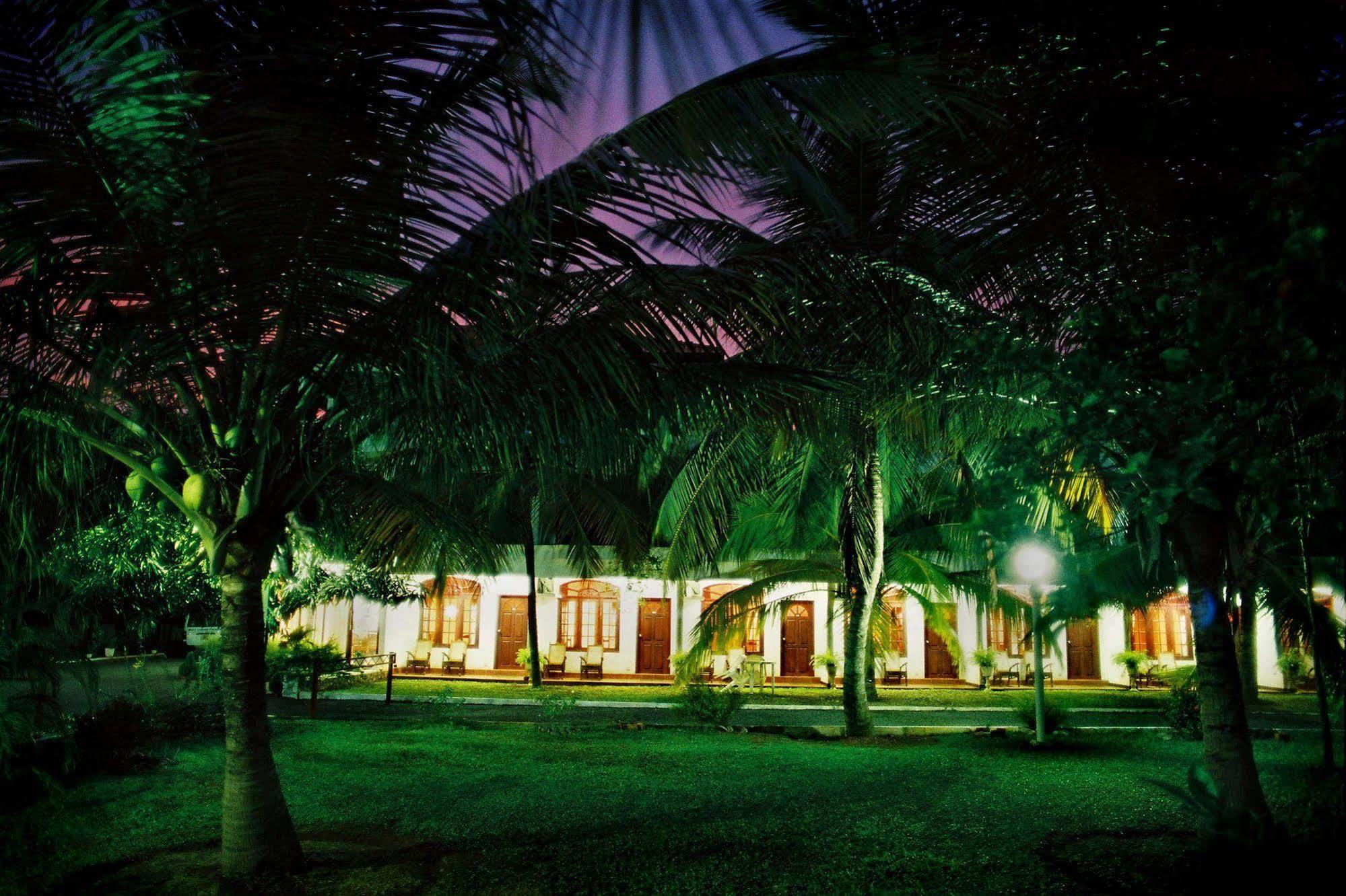 Hotel Lagoon Paradise Negombo Buitenkant foto