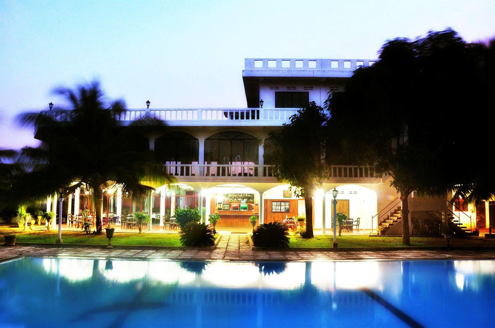 Hotel Lagoon Paradise Negombo Buitenkant foto