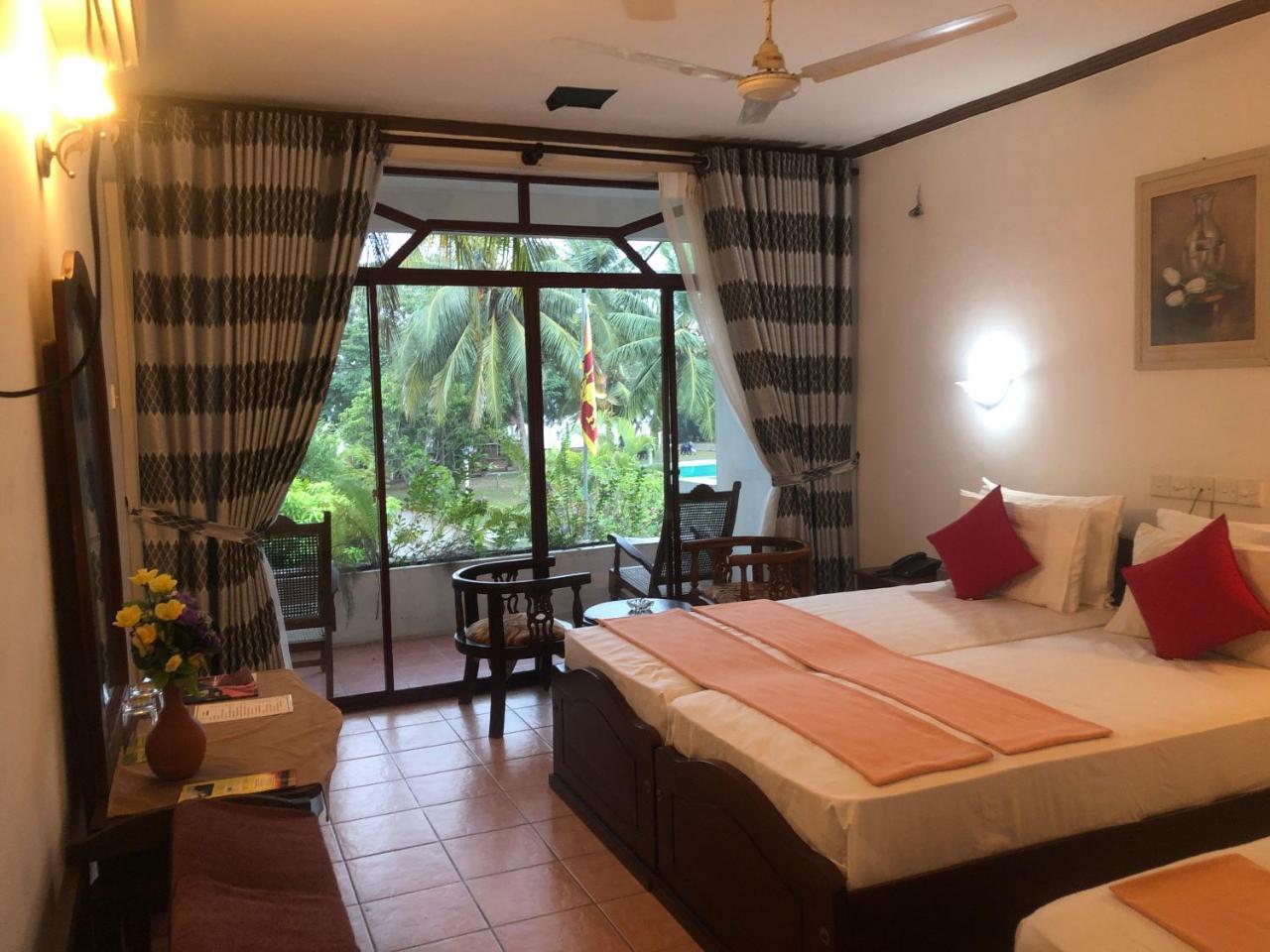 Hotel Lagoon Paradise Negombo Buitenkant foto