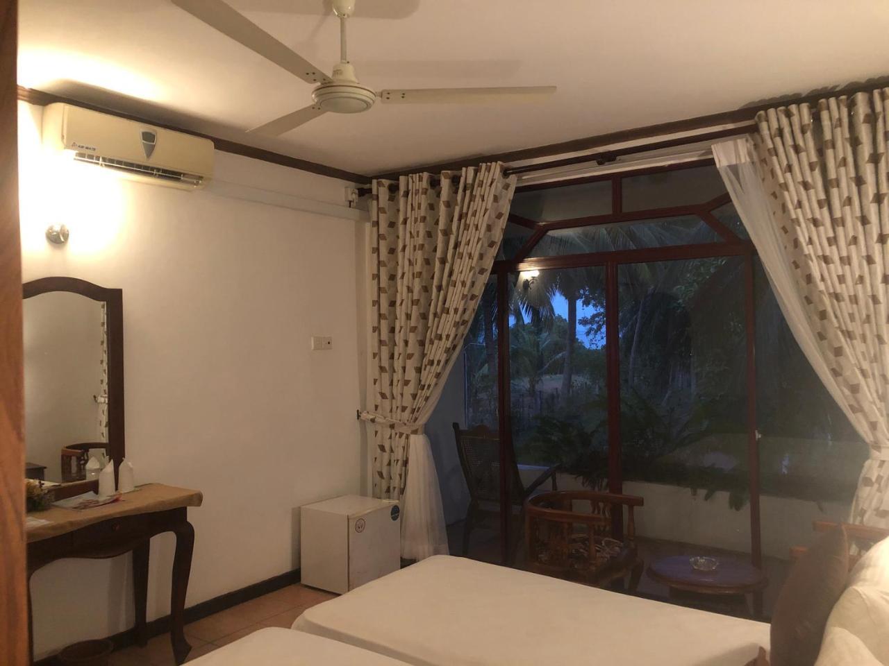 Hotel Lagoon Paradise Negombo Buitenkant foto