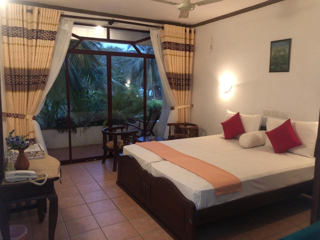 Hotel Lagoon Paradise Negombo Buitenkant foto