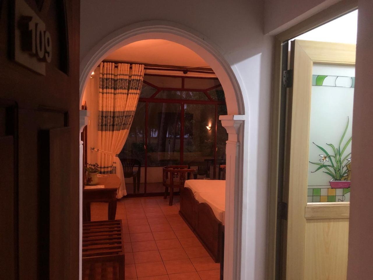 Hotel Lagoon Paradise Negombo Buitenkant foto
